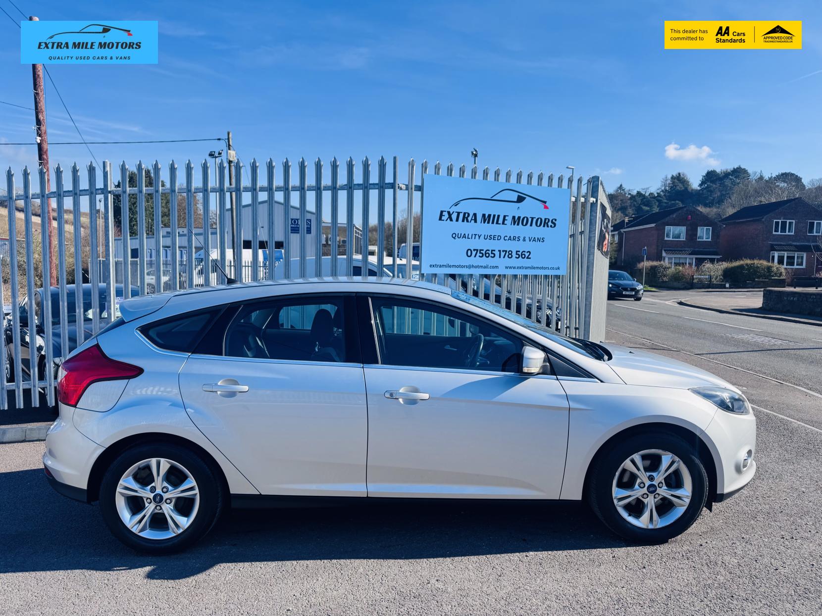 Ford Focus 1.6 Zetec Hatchback 5dr Petrol Powershift Euro 5 (125 ps)