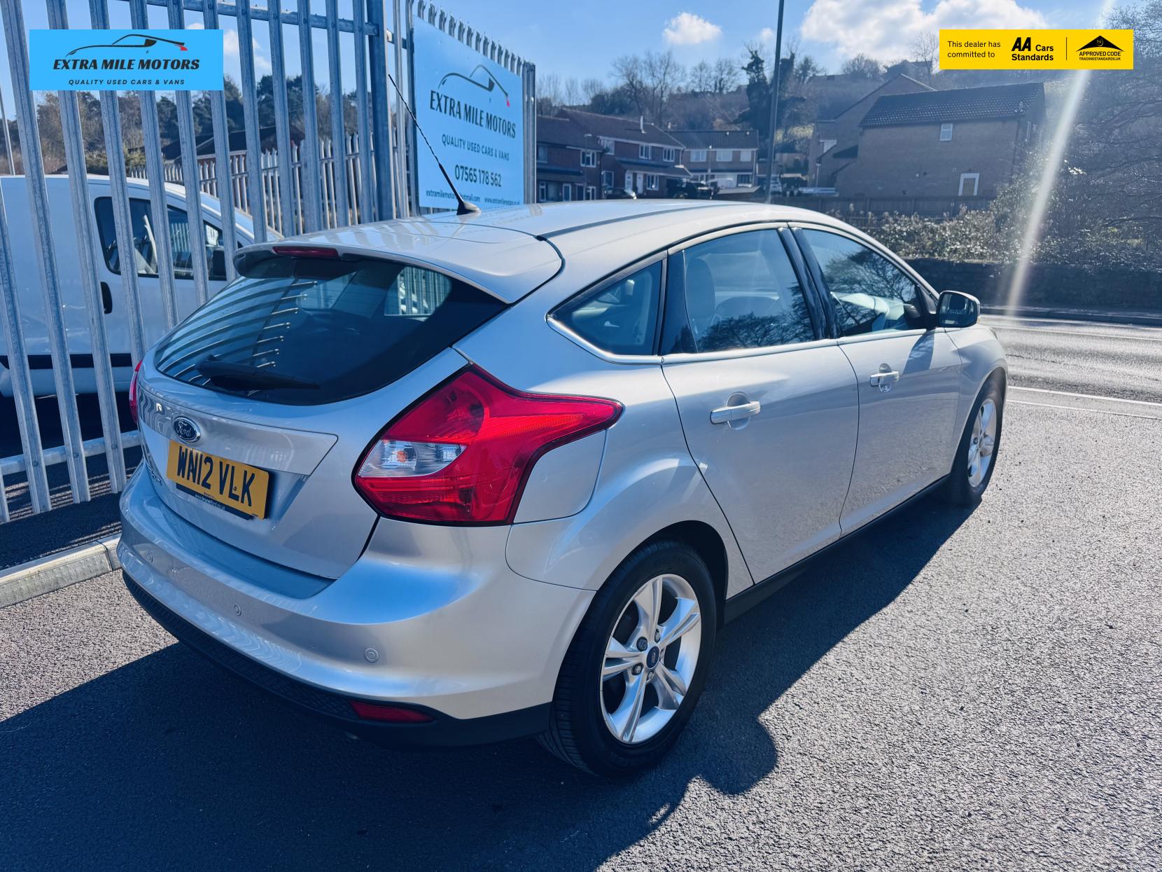 Ford Focus 1.6 Zetec Hatchback 5dr Petrol Powershift Euro 5 (125 ps)