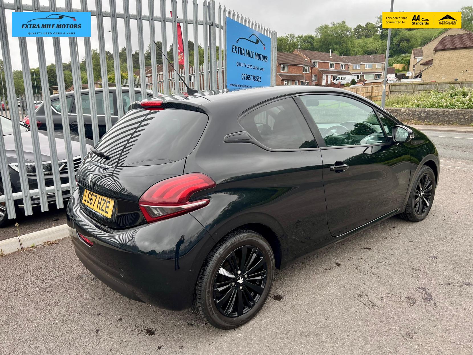 Peugeot 208 1.2 PureTech Black Edition Hatchback 3dr Petrol Manual Euro 6 (82 ps)