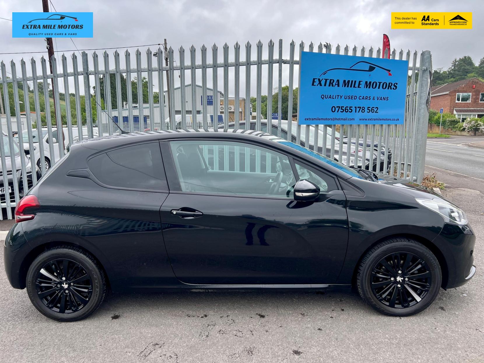 Peugeot 208 1.2 PureTech Black Edition Hatchback 3dr Petrol Manual Euro 6 (82 ps)