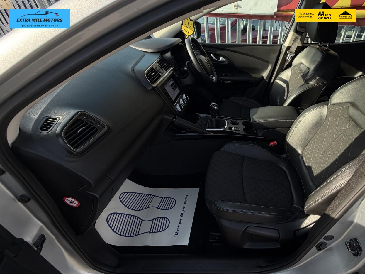 Renault Kadjar 1.3 TCe Iconic SUV 5dr Petrol Manual Euro 6 (s/s) (160 ps)